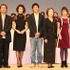 『歓喜の歌』舞台挨拶にて（左から）藤田弓子、立川志の輔師匠、安田成美、小林薫、由紀さおり、浅田美代子、松岡錠司監督