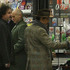 ロンドンでクリスマス・ショッピングを楽しむジョニー・デップとティム・バートン -(C) Splash/AFLO