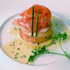 2014年のプリンセス・クルーズ日本発着クルーズ船上にて特別に提供される、オードリー・ヘップバーンのために用意された特別メニュー　前菜「暖かいサーモンの燻製 青ネギのブールブランソース ブリオッシュトーストのせ」
