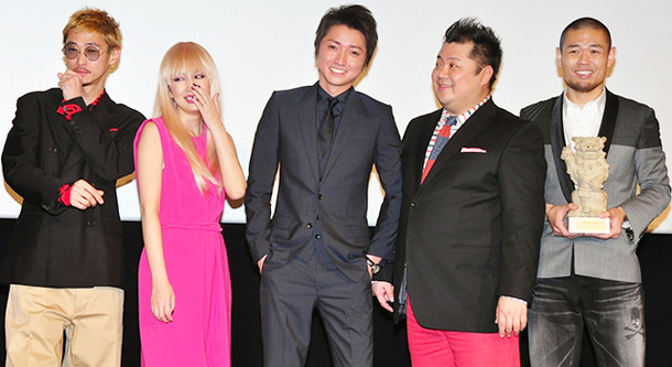 品川監督 出演陣の絶賛に照れ笑い バラエティとの扱いの差に酔いそう Cinemacafe Net
