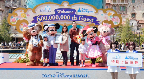 “6億人目”のゲストとして祝福される、阪井有美さんご一家 in 東京ディズニーシー／(C) Disney