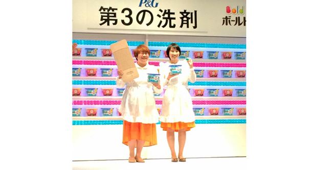 新形状のジェルボール型洗剤の新製品発表会「P&G　“第3の洗剤”　新発売記念イベント」に登場したハリセンボン。