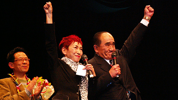 歌手の大橋純子と、実行委員長・澤田宏一のふたりによる開会宣言でゆうばりファンタスティック国際映画祭2008が開幕　photo：Megumi Shibata