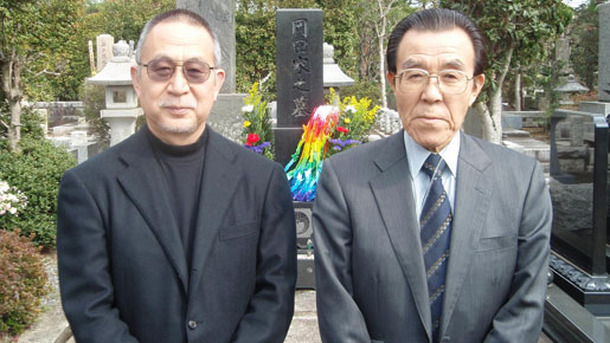 『明日への遺言』大ヒットの報告のため岡田資中将が眠る多磨霊園を訪れた小泉堯史監督と原正人プロデューサー。