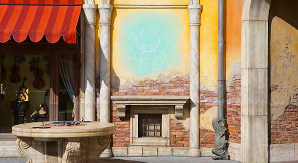パラッツォ・カナルの壁に描かれた“新キャラクター”のアウトライン