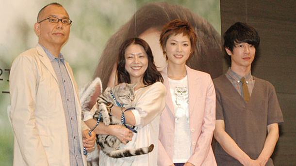 『グーグーだって猫である』完成披露試写会にて。右から加瀬亮、上野樹里、小泉今日子に猫のグーグー、犬童一心監督。