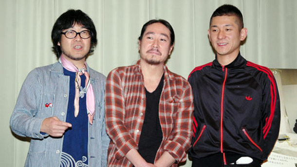 『愛おしき隣人』トークイベントに出席した笑い飯（右から哲夫・西田幸治）と放送作家の倉本美津留。