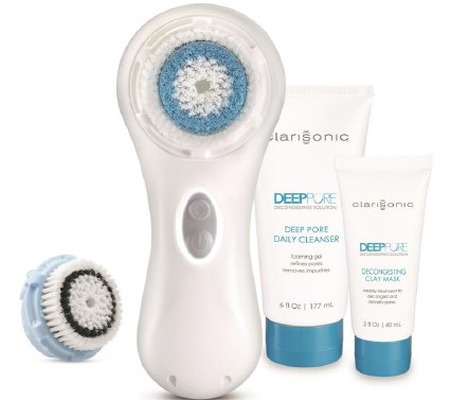 毛穴の目立つ肌に徹底的にアプローチする新アイテム「DPポア トータルケアキット」が7月1日（火）新発売。クラリソニック本体と毛穴ケア専用ブラシ、毎日の洗顔に使用するクレンザーと週1、2回のスペシャルケア用のクレイマスク付き。