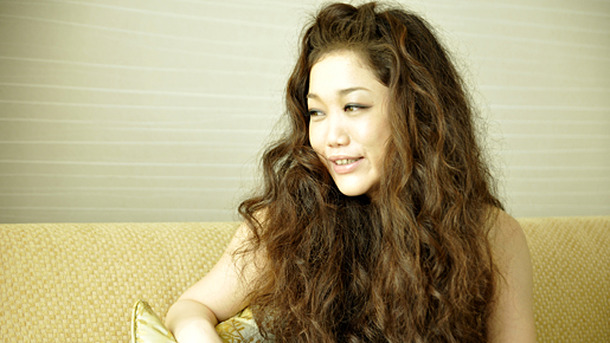 『痛いほどきみが好きなのに』日本語版エンディングテーマを担当したJUJU　photo：Yoshio Kumagai