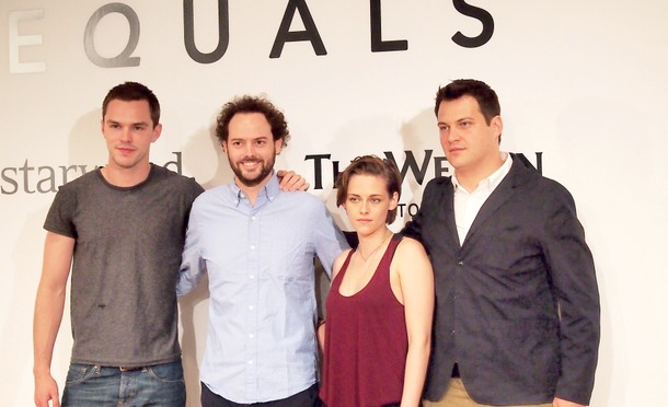 （左から）ニコラス・ホルト＆マイケル・プラス＆クリステン・スチュワート＆ドレイク・ドレマス／『EQUALS』製作発表　PHOTO:HITOMI EZAKI