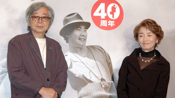『男はつらいよ』誕生40周年プロジェクト記者発表。寅さんの写真をバックに立つ山田洋次監督と倍賞千恵子。
