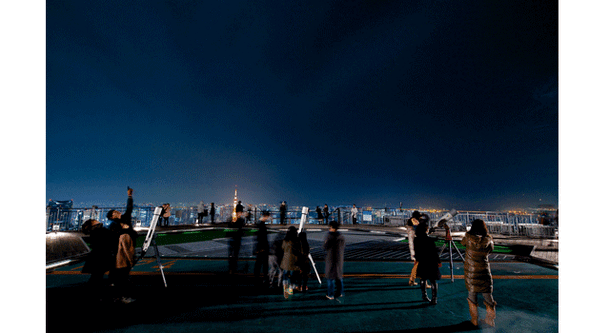 六本木天文クラブのスカイデッキでの実技の様子。