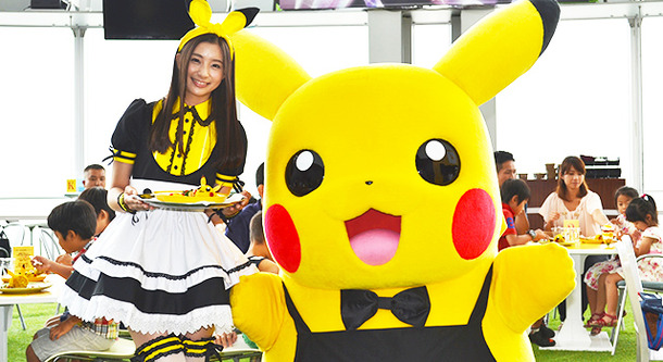 足立梨花 メイド服でアルバイトデビュー 理想のパートナーは ピカチュウ店長 Cinemacafe Net
