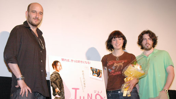 『JUNO／ジュノ』初日舞台挨拶。右からジェイソン・ライトマン監督、ディアブロ・コディ、ダニエル・ダビッキ（プロデューサー）。