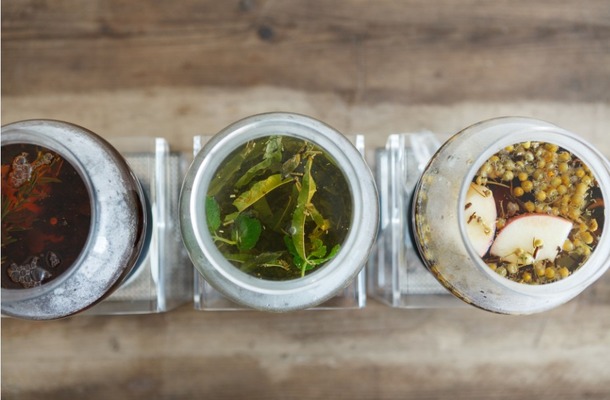 「ブリュードティー」とは、カウンターに並ぶティードリッパーを使い、スタッフが目の前で一杯ずつ丁寧に淹れる紅茶の新しいスタイルのこと。