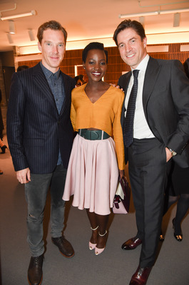 バリー ロンドン新旗艦店オープニングのカクテルパーティに来店した、ベネディクト・カンバーバッチ（左）、ルピタ・ニョンゴ（中央）、カルティエ・ノース・ アメリカのフレデリック・ドゥ・ナルプ CEO（右）。photo by Richard Young