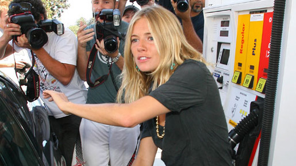 パパラッチに囲まれながら給油を行うシエナ。  -(C) Splash/AFLO