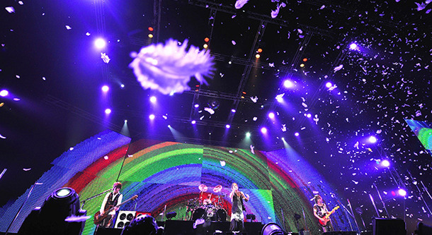 『Over The L’Arc-en-Ciel』　(C) 2014 MAVERICK DC