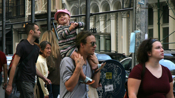 2007年9月、N.Y.のソーホーで散歩するヒースとマチルダ　-(C) AFLO