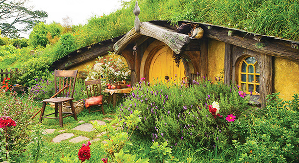 ホビット庄-(C) “Hobbiton Movie Set Tours” for Hobbiton