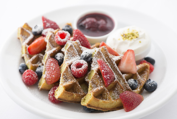 「サラベス」の「ワッフル・ウェンズデー」で提供される「ベリーグリーンホリデーワッフル」（1,450円）