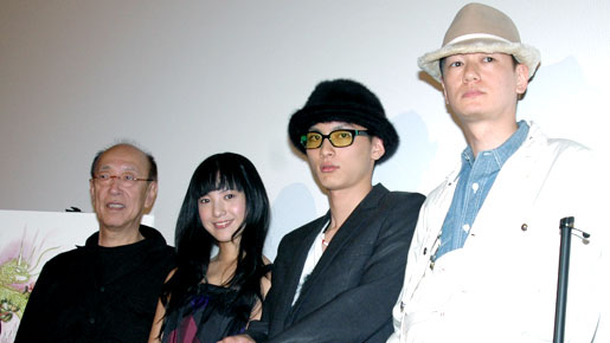 『蛇にピアス』初日舞台挨拶。左から蜷川幸雄監督、吉高由里子、高良健吾、ARATA。