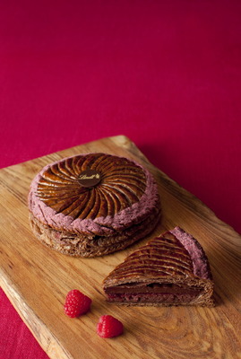 リンツの2015年ガレット・デ・ロワは、チョコレート使いにこだわったフランボワーズ風味に仕上がった。