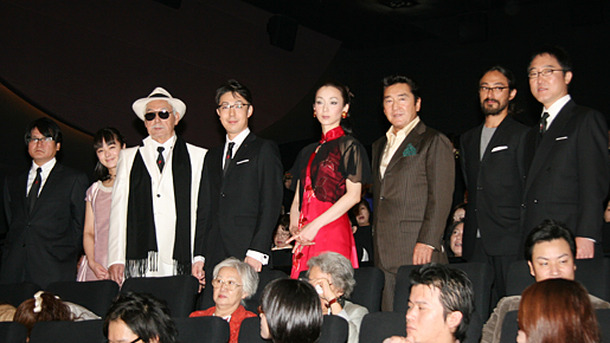 『THE CODE／暗号』の舞台挨拶にて（左から）林海象監督、貫地谷しほり、宍戸錠、尾上菊之助、稲森いずみ、松方弘樹、松岡俊介、佐野史郎