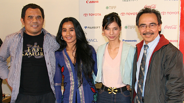 『アンダー・ザ・ツリー』記者会見にて（左から）ガリン・ヌグロホ監督、アユ・ラクスミ、ナディア・サフィラ、イクラナガラ