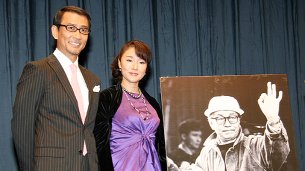 『その木戸を通って』舞台挨拶にて（左から）中井貴一、浅野ゆう子