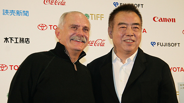 黒澤明賞を受賞したニキータ・ミハルコフ監督（左）とチェン・カイコー監督