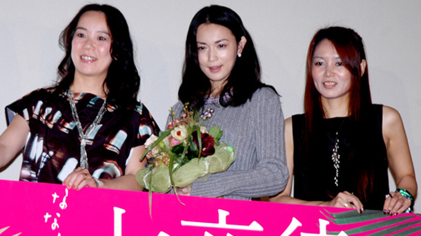 『七夜待』初日舞台挨拶。（左から）河瀬直美監督、長谷川京子、脚本の狗飼恭子。