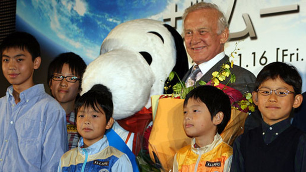 『ザ・ムーン』記者会見　バズ・オルドリン博士、子供たちと笑顔で記念撮影