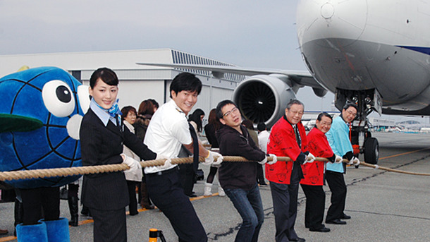 綾瀬はるか、田辺誠一、矢口史靖監督と乗客が関西国際空港で飛行機と綱引き！