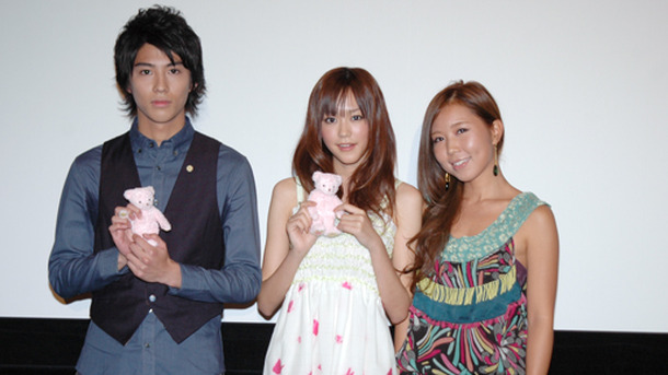 「teddy bear」舞台挨拶。（左から）賀来賢人、桐谷美玲、リサハリム。