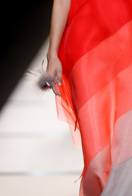 フェンディ、デルフィナ・デレトレズとコラボ。目玉モチーフアイテムなど発売