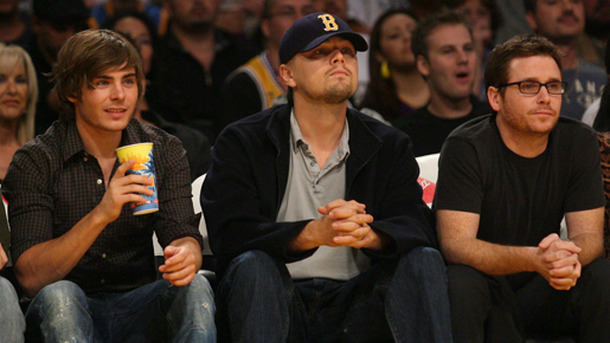並んで試合を観戦するザック・エフロン、レオナルド・ディカプリオ、ケヴィン・コナリー。　-(C) Splash/AFLO