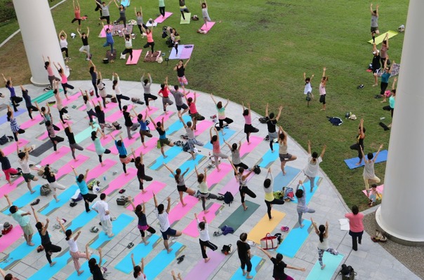 虎ノ門ヒルズのオーバル広場で開催されるヨガイベントの様子。都心の朝ヨガでエネルギーをチャージ。