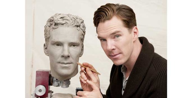 制作工程に興味津々のカンバーバッチ自身の頭部彫刻との一枚