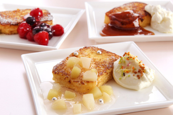 「横浜ベイシェラトン ホテル＆タワーズ」の7月のナイトスイーツブッフェ「ピーチフェア」では、「自家製プリンのフレンチトースト仕立て」がシェフおすすめのメニュー。