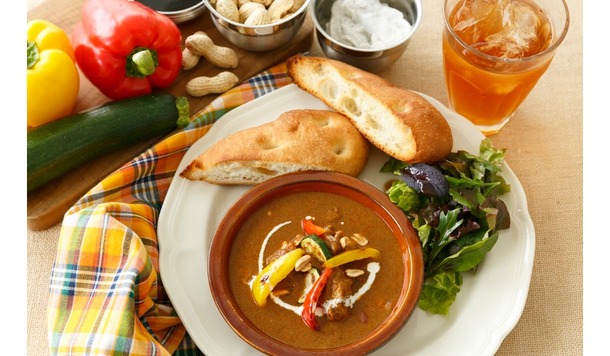 「アフタヌーンティー・ティールーム」から「チキンマッサマンカレーとフォカッチャのプレート」が新登場。期間限定で6 月 25 日(木)から提供スタート。