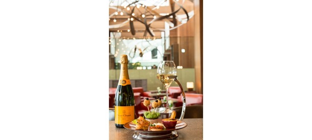 「アンダーズ東京」のメインダイニング「アンダーズ タヴァン」で、ヴ―ヴ・クリコとコラボレーションした「アペリティフ グルマン」を夏季限定で開催。