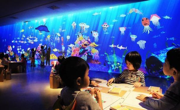 写真は、「チームラボ お絵かき水族館」のイメージ。