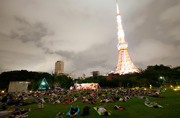 アウトドア ヨガ 夏のヨガ祭り 夜の東京タワー下で開催 Cinemacafe Net