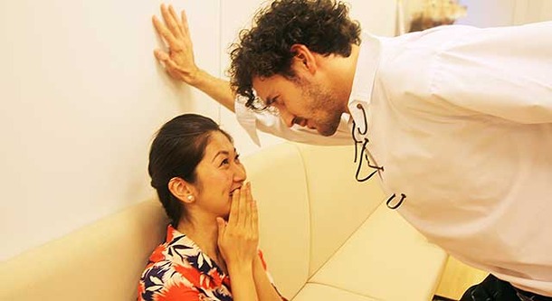 壁ドンする”スカート男子”