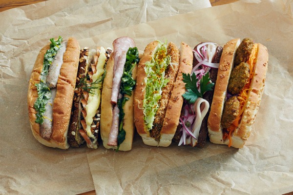 肉料理が評判の銀座の隠れた名店「マルディ グラ」の和知 徹氏がドイツの食文化をアレンジしたグルメサンドウィッチを監修。