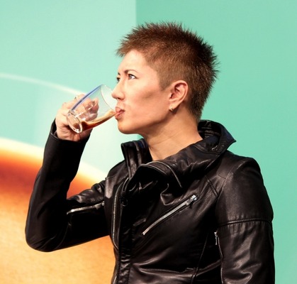 GACKTが、最新マシンで淹れたコーヒーを飲んでいるところ