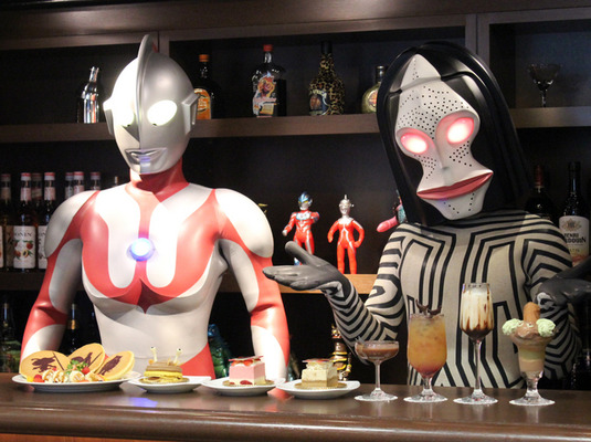 ウルトラマンとダダが、「ウルトラマンカフェ」のスイーツをアピール