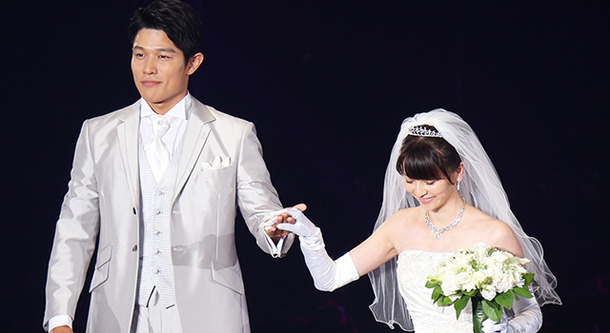 第21回東京ガールズコレクションa W 鈴木亮平 香里奈 新郎新婦の装いで登場 Cinemacafe Net