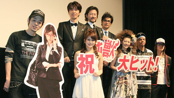 『鈍獣』初日舞台挨拶（左から）宮藤官九郎、佐津川愛美、ユースケ・サンタマリア、浅野忠信、北村一輝、南野陽子、ジェロ、細野ひで晃監督